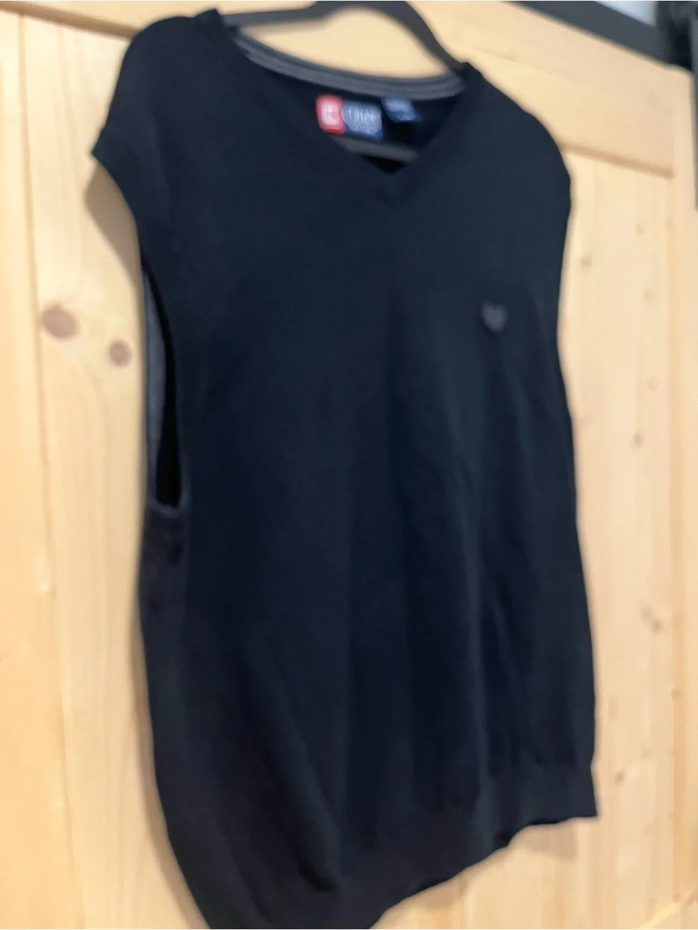 Chaps Black V-Neck Sweater Vest with Crest Large. ⛳️